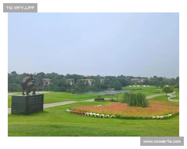 高尔夫球场设计融合自然景观与挑战性，标准18洞布局体现运动精髓