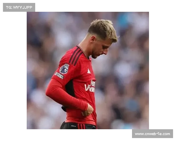 芒特半场伤退，曼联前腰位置再添变数